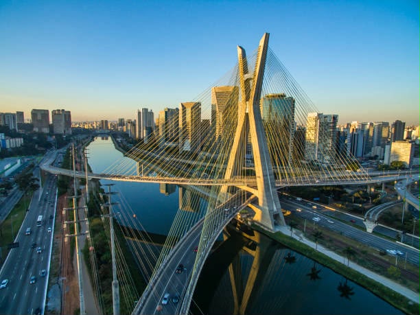 Vista aérea da Ponte Estaiada e do skyline de São Paulo